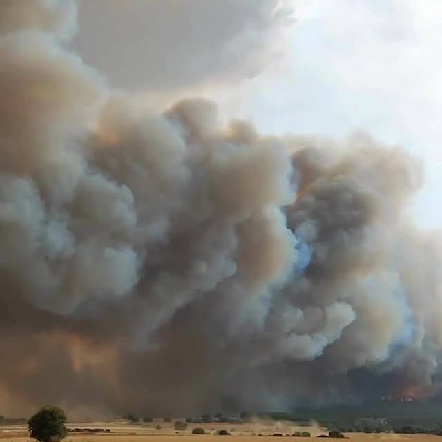 En medio del humo y las llamas 🔥, el campo no...