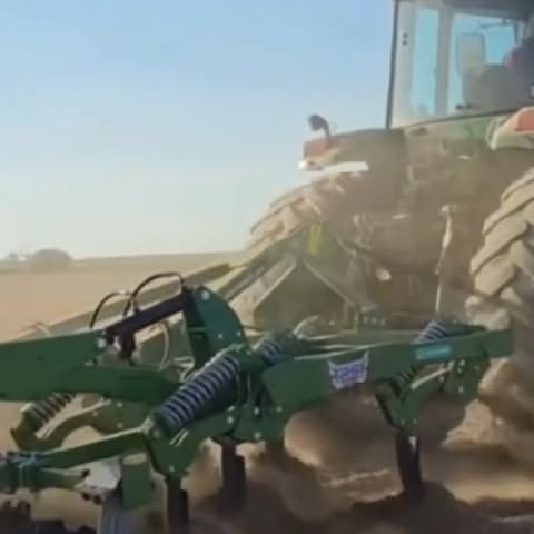 Así trabaja nuestro Rastrojero Doble Muelle, un...