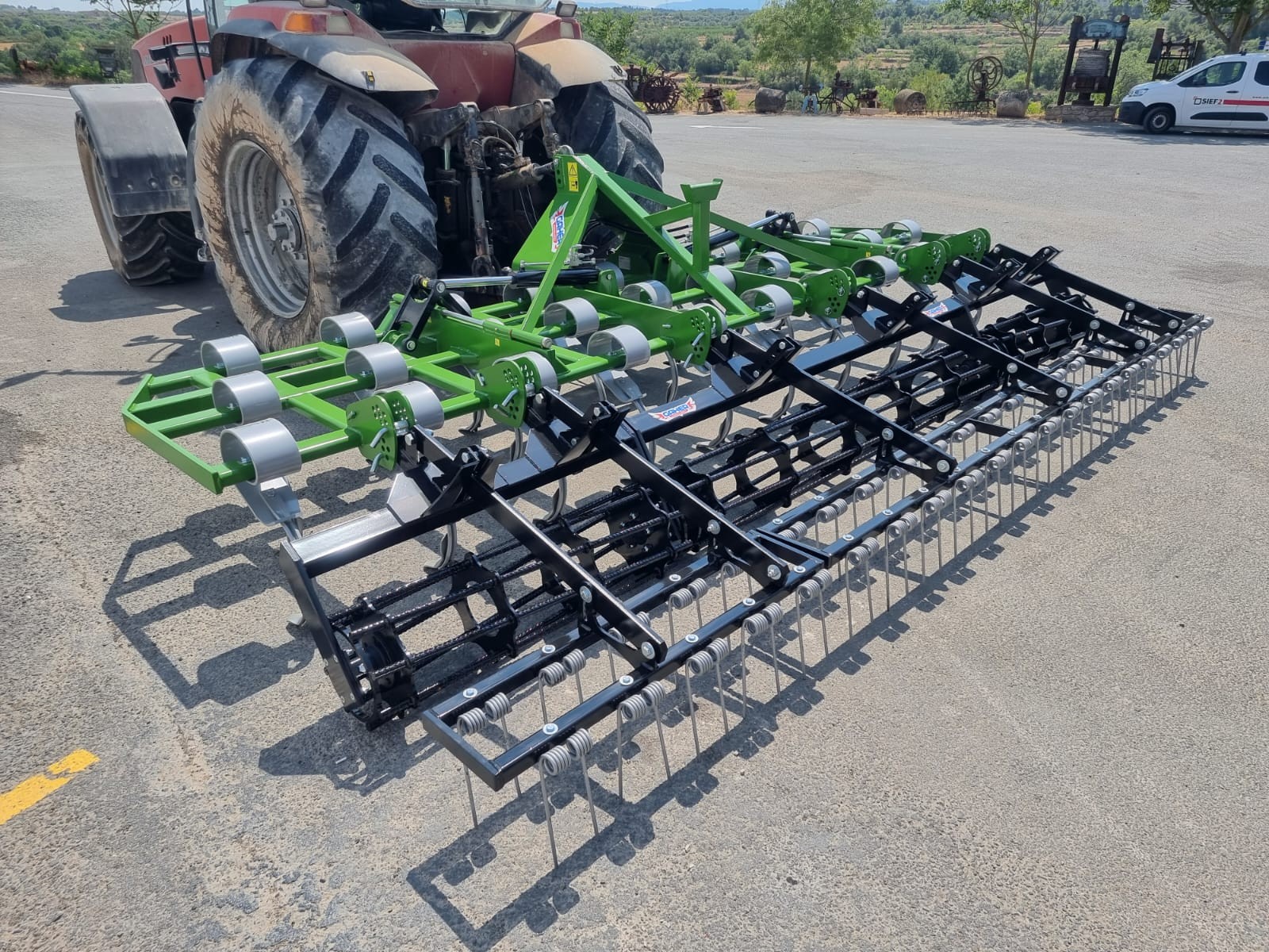 Vibrocultivador plegado hidráulico horizontal de 2 o 3 filas de 3,6m a 5,5m